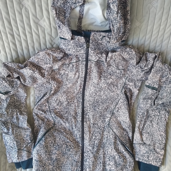 Lululemon women's light weight athletic jacket Runaway - Picture 6 of 12